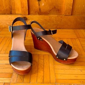 Ladies size 7 black platform sandals